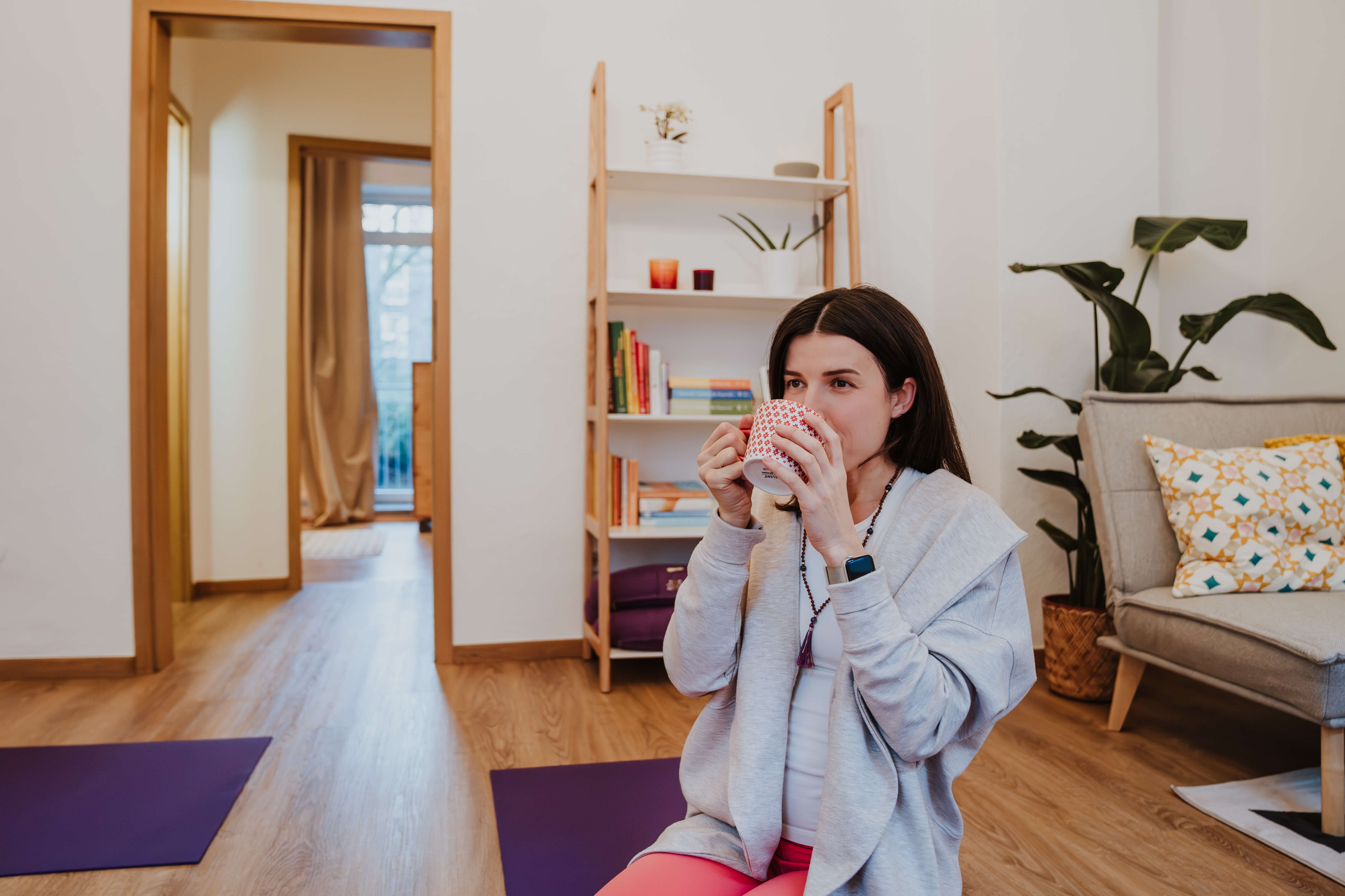 Hallo, ich bin Tatsiana und ich kombiniere meine Leidenschaft für Yoga mit den heilenden Prinzipien von Ayurveda, um Menschen auf ihrem Weg zu ganzheitlichem Wohlbefinden zu begleiten.