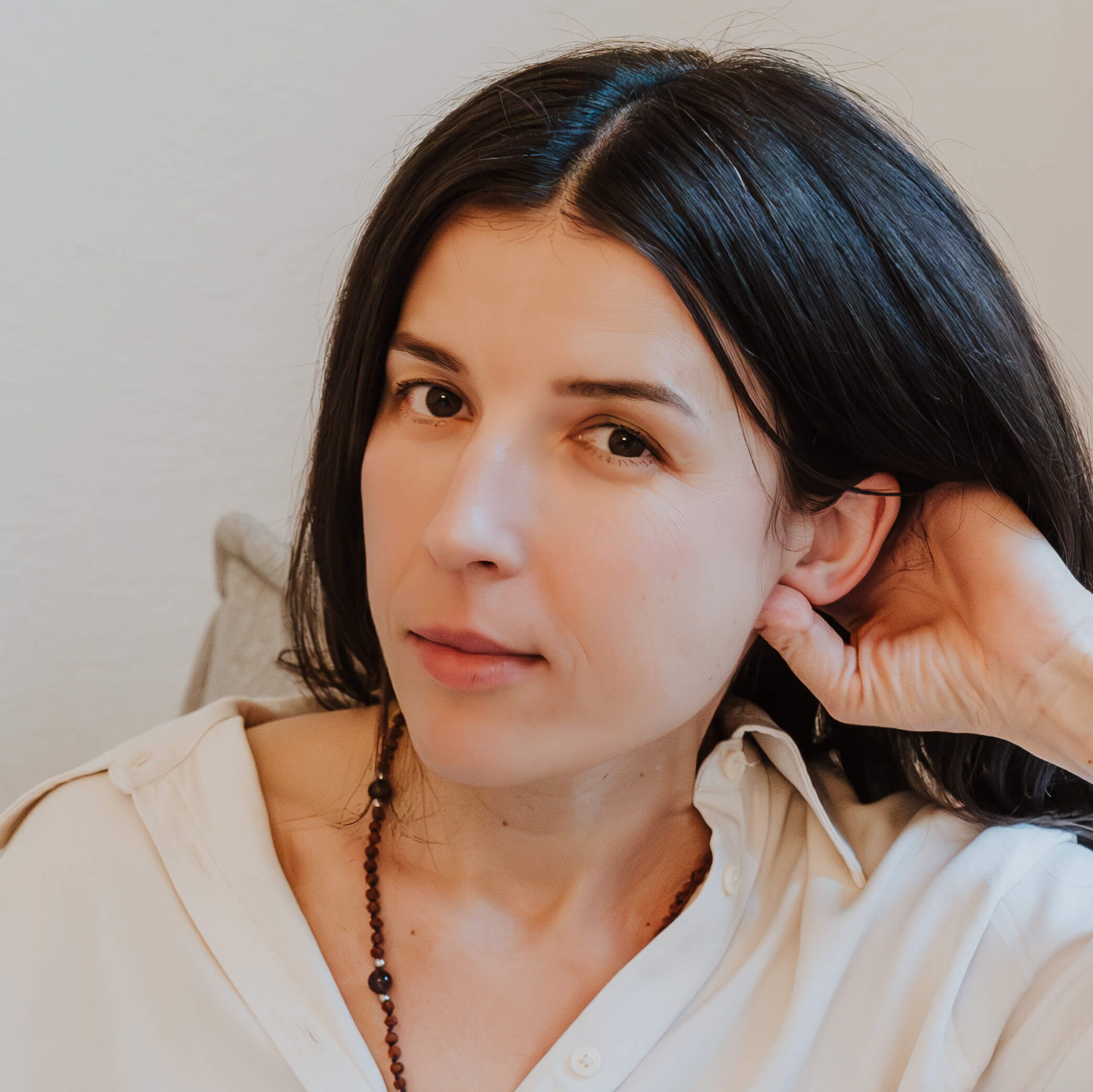 Hallo, ich bin Tatsiana und ich kombiniere meine Leidenschaft für Yoga mit den heilenden Prinzipien von Ayurveda, um Menschen auf ihrem Weg zu ganzheitlichem Wohlbefinden zu begleiten.